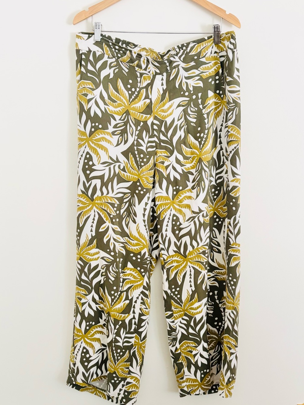 Old Navy Wide-Leg Pants in Green Tropical Print